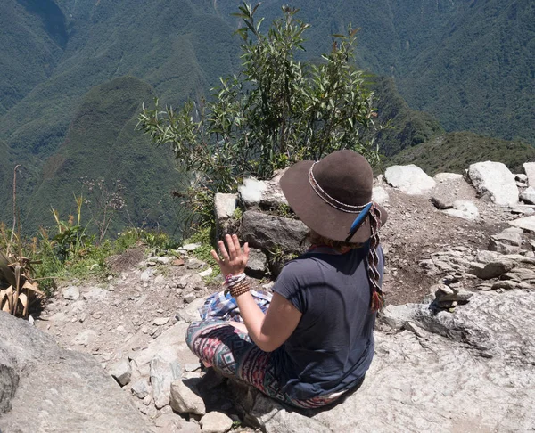 Machu Picchu Perú Noviembre 2016 Mujer Joven Meditando Cima Montaña — Foto de Stock