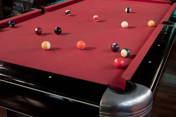 红色桌子上的泳池球 — 图库照片