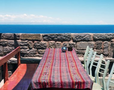 Bir tablo bir restoranda Taquile Island: Puno, Peru titicaca Gölü