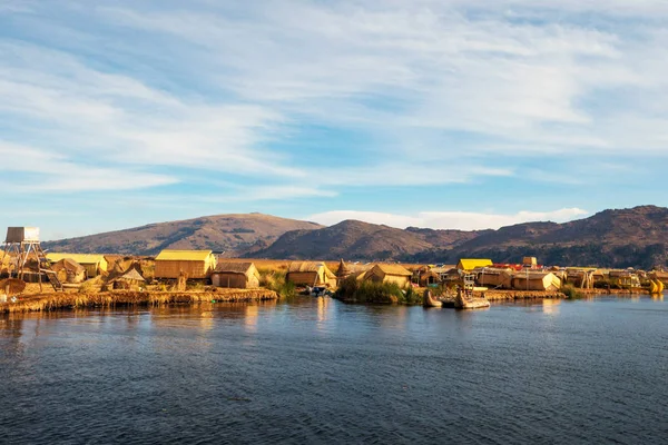 Zobacz Uros Pływających Wysp Trzcinowych Łodzi Tajemnicze Jezioro Titicaca Regionie — Zdjęcie stockowe
