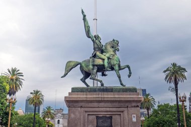 Casa Rosada 'nın (pembe ev) önündeki General Belgrano anıtı Buenos Aires Argentine' dir. La Casa Rosada, Arjantin hükümetinin yürütme organının resmi koltuğudur.