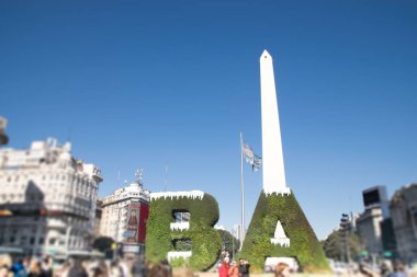 Buenos Aires, Arjantin - 18 Temmuz 2017: Buenos Aires işareti Ba kar kış ve Dikilitaş Buenos Aires Arjantin resmeden ile kaplı. Bir ulusal tarihi bir anıt ve simge Buenos Aires Buenos Aires Dikilitaşı olduğunu.
