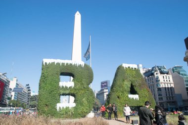 Buenos Aires, Arjantin - 18 Temmuz 2017: Buenos Aires işareti Ba kar kış ve Dikilitaş Buenos Aires Arjantin resmeden ile kaplı. Bir ulusal tarihi bir anıt ve simge Buenos Aires Buenos Aires Dikilitaşı olduğunu.
