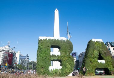 Buenos Aires, Arjantin - 18 Temmuz 2017: Buenos Aires işareti Ba kar kış ve Dikilitaş Buenos Aires Arjantin resmeden ile kaplı. Bir ulusal tarihi bir anıt ve simge Buenos Aires Buenos Aires Dikilitaşı olduğunu.