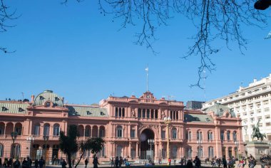 Buenos Aires, Arjantin - 18 Temmuz 2017: Buenos Aires Arjantin'de Casa Rosada ve Plaza de Mayo aqueare.