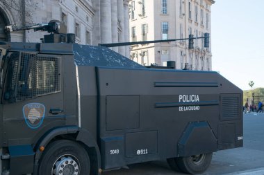 Buenos Aires, Arjantin - 18 Temmuz 2017: Buenos Aires Plaza de Mayo square yakınındaki bir polis hidrant kamyon görülür