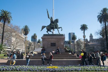 Buenos Aires, Arjantin - 18 Temmuz: General Belgrano Anıtı önünde Casa Rosada (pembe evde). La Casa Rosada Arjantin hükümeti yürütme organı resmi koltuğum