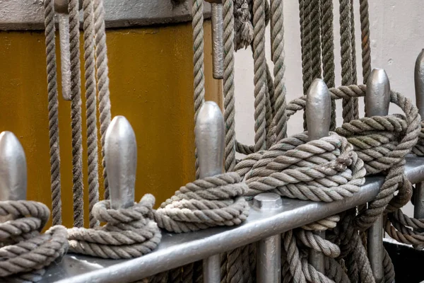 Tight rope knot in a ship