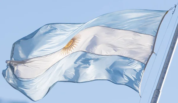 Σημαία Της Αργεντινής Που Κυματίζει Έξω Ενάντια Ένα Καταγάλανο Ουρανό — Φωτογραφία Αρχείου