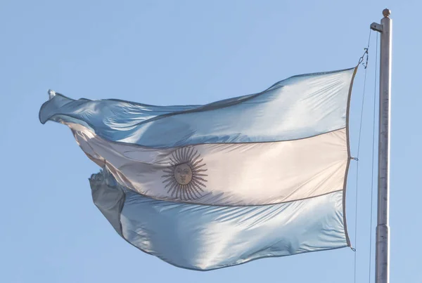 Bandeira Argentina Acenando Livre Contra Céu Azul — Fotografia de Stock