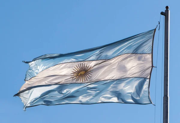 Bandeira Argentina Acenando Livre Contra Céu Azul — Fotografia de Stock