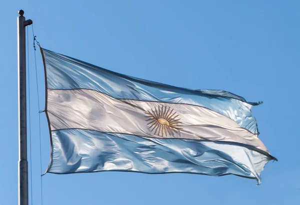 Σημαία Της Αργεντινής Που Κυματίζει Έξω Ενάντια Ένα Καταγάλανο Ουρανό — Φωτογραφία Αρχείου