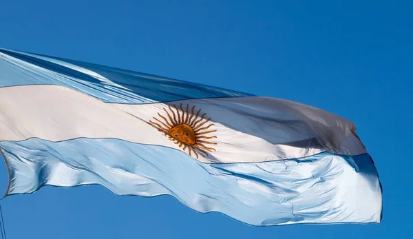 Αργεντινής Σημαία Κυματίζει Εξωτερικούς Χώρους Κατά Της Μπλε Του Ουρανού — Φωτογραφία Αρχείου