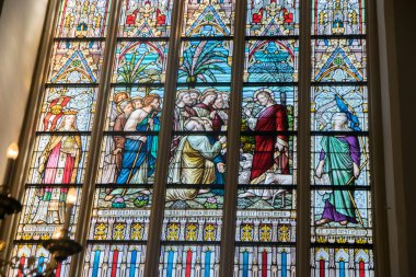 Bruges, Belçika - 26 Mayıs 2017: Yeni Ahit sahneleri St.'ın SalvatorKatedrali (Salvatorskerk) renkli cam sanatçısı Samuel Coucke (1833-1899 yılında pencere camı üzerinde)