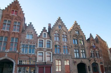 Geleneksel Ortaçağ kırmızı ve beyaz brickwall mimari Bruges