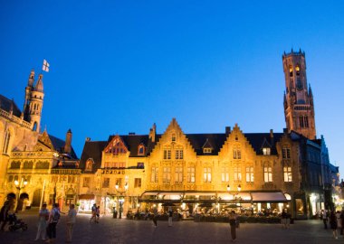 Akşam saatlerinde, Belçika Bruges Şehir merkezinde kare