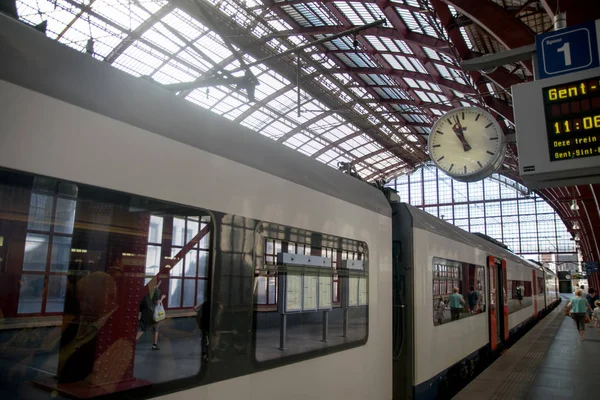 鉄道とアントワープ駅の時計 — ストック写真