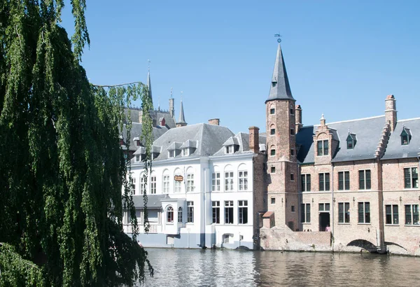 Kanal Und Bunte Traditionelle Häuser Vor Blauem Himmel Brügge Belgien — Stockfoto