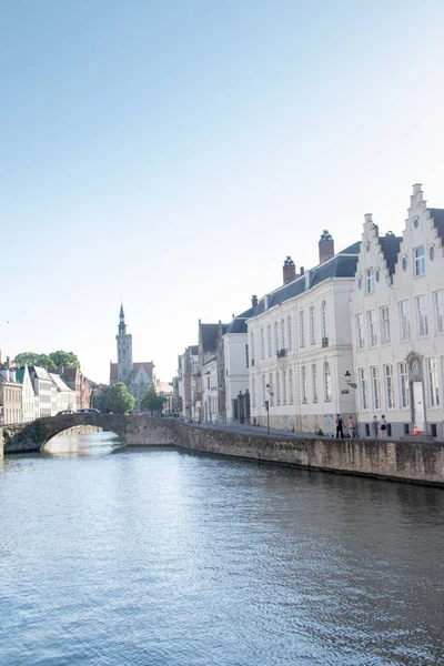 Canal Coloridas Casas Tradicionales Contra Cielo Azul Brujas Bélgica —  Fotos de Stock