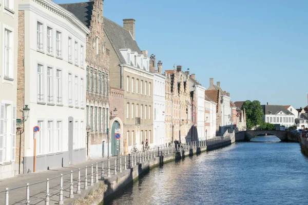Canal Coloridas Casas Tradicionales Contra Cielo Azul Brujas Bélgica — Foto de Stock