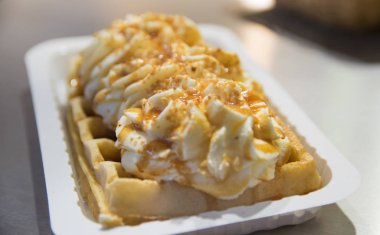 Muz, fındık ve çikolata ile orijinal Belçika waffle