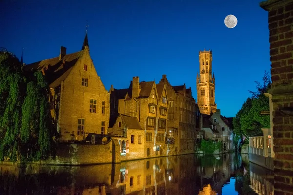 Vista Nocturna Con Luna Llena Del Canal Brujas Bélgica — Foto de Stock