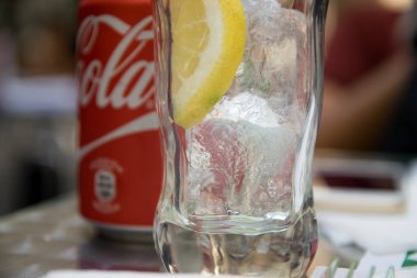 Barcelona, İspanya - 18 Temmuz 2017: Boş bardak buz küpleri, limon dilim ve kola ile olabilir