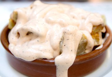 Bravas dip, geleneksel İspanyolca acı biber chili soslu patates pişmiş.