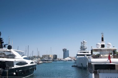 Barcelona, İspanya - 05 Haziran 2017: Cruice gemilerle liman Barcelona, İspanya
