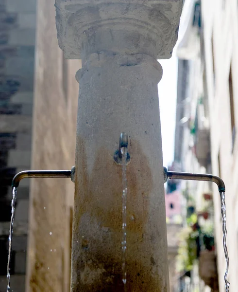 Eski Sokak Çeşme Barcelona Spanya — Stok fotoğraf