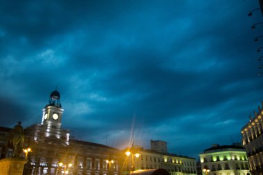 Eski ofis binası Puerta del Sol Meydanı Madrid, İspanya deftere nakletmek