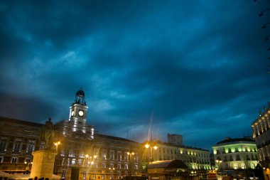 Eski ofis binası Puerta del Sol Meydanı Madrid, İspanya deftere nakletmek