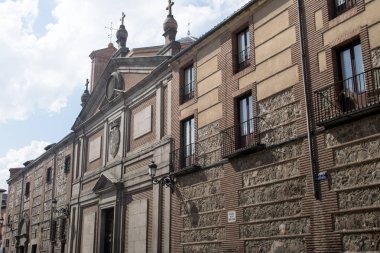  Madrid, İspanya'da yer alan bir kraliyet Manastırı Las Descalzas Reales Manastırı olduğunu