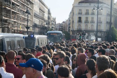 Madrid, İspanya - 04 Haziran 2017. Puerta del Sol Meydanı Madrid, İspanya Real Madrid taraftarları 12 Şampiyonlar Ligi kutlayan binlerce başlık.