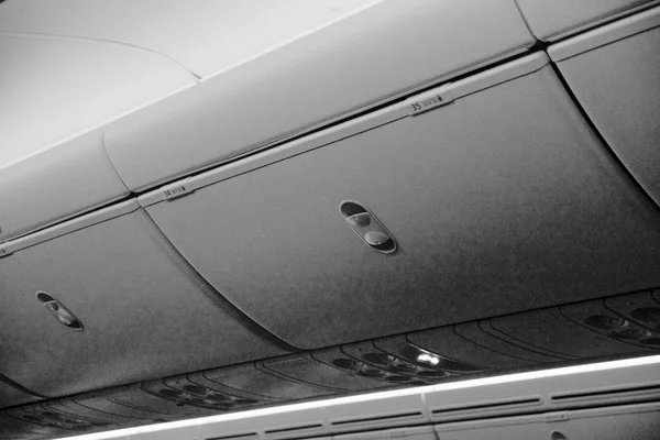 Отсек Над Головой Детальный Снимок Салона Салона Самолета — стоковое фото