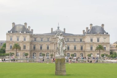 Paris, Fransa - 07 Haziran 2017: İnsanlar günü Lüksemburg Bahçesi Paris zevk. Lüksemburg sarayıdır Fransız Senatosu'nun resmi konutu