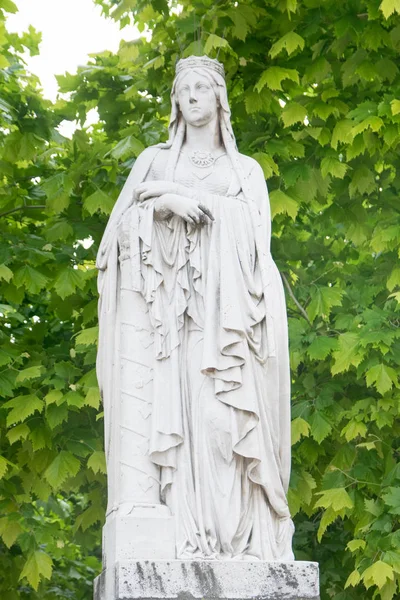 フランス パリのリュクサンブール公園で聖クロチルドの像 — ストック写真