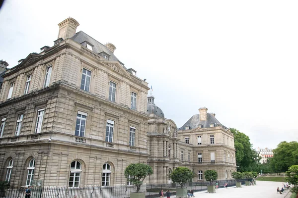フランス 2017 パリのリュクサンブール公園で一日を楽しみます フランスの上院の公式の住居にはリュクサンブール宮殿です — ストック写真
