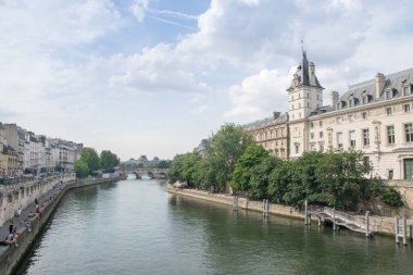 Paris, Fransa - 8 Haziran 2017: Güzel görünümü ünlü Cite Adası ve Seine Nehri. Paris, Fransa