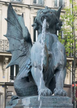 Kanatlı aslan, Fontaine Saint-Michel, Paris, Fransa. Popüler tarihi dönüm noktası