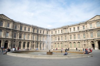 Paris, Fransa - 07 Haziran 2017: İç avlu ve turistler bir yaz günü yürüyüş ile Louvre Müzesi dış