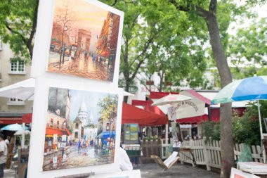 Paris, Fransa - 07 Haziran 2017: Montmartre mahalle alanında sanatçı, boyalar