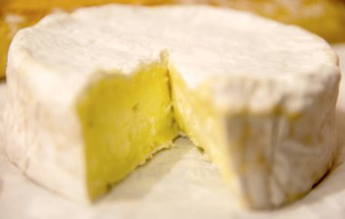 Bütün camenbert peynir kaldırılmış bir dilim