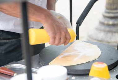 Cheff Paris, Fransa 'da bir krep üzerinde önerar dökme