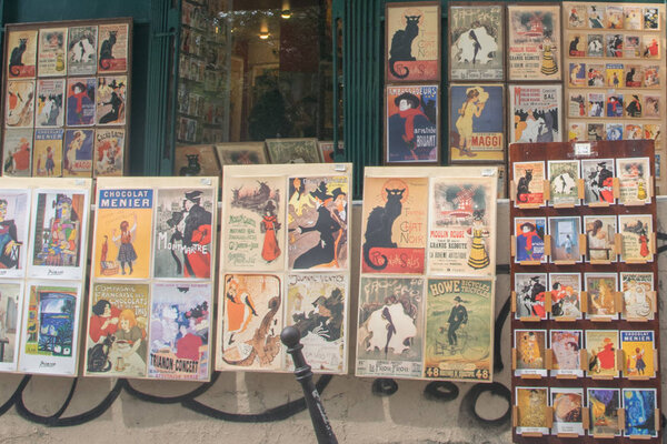 ПАРИЖ, ФРАНЦИЯ - 07 июня 2017 года:: Различные старинные открытки из Парижа выставлены в сувенирном магазине в районе Монмартр
