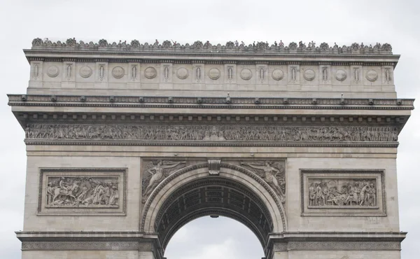 Париж Франция Знаменитая Триумфальная Арка Arc Triomphe Расположенная Конце Улицы — стоковое фото