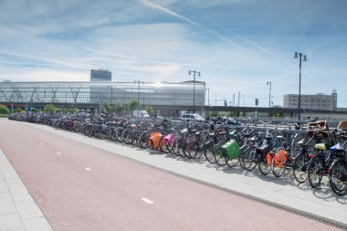 Amsterdam Sloterdijk İstasyonu alanı. Bisiklet ön planda