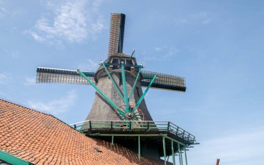 Geleneksel Hollanda yel değirmenleri ile canal yanında Amsterdam, Hollanda