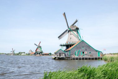 Geleneksel Hollanda yel değirmenleri ile canal yanında Amsterdam, Hollanda