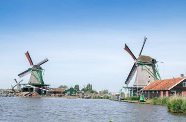 Geleneksel Hollanda yel değirmenleri ile canal yanında Amsterdam, Hollanda